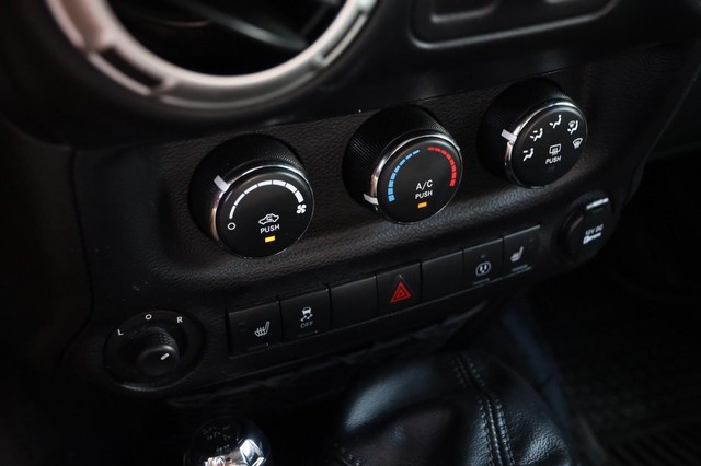 Jeep Wrangler Vehicle Image 14