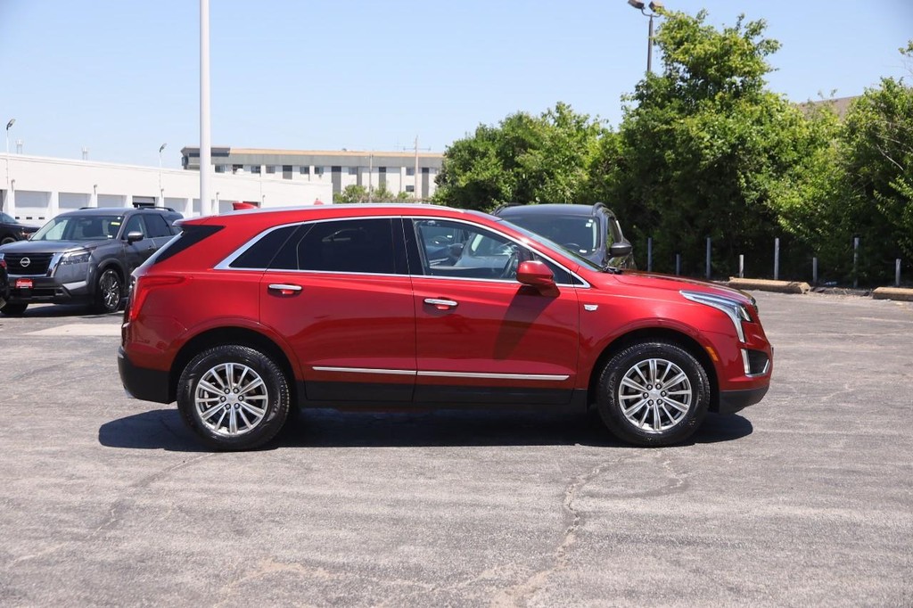 Cadillac XT5 Vehicle Full-screen Gallery Image 05