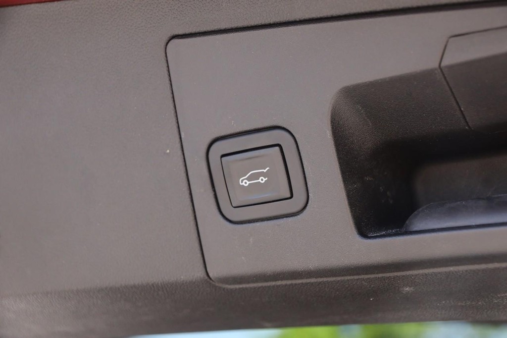Cadillac XT5 Vehicle Full-screen Gallery Image 08