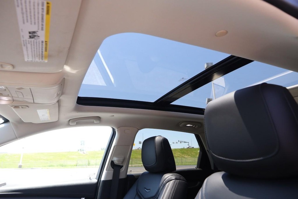 Cadillac XT5 Vehicle Full-screen Gallery Image 09