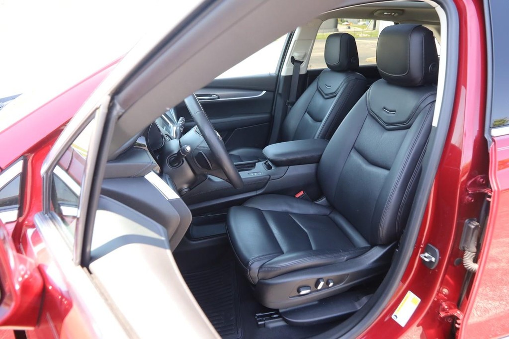 Cadillac XT5 Vehicle Full-screen Gallery Image 10
