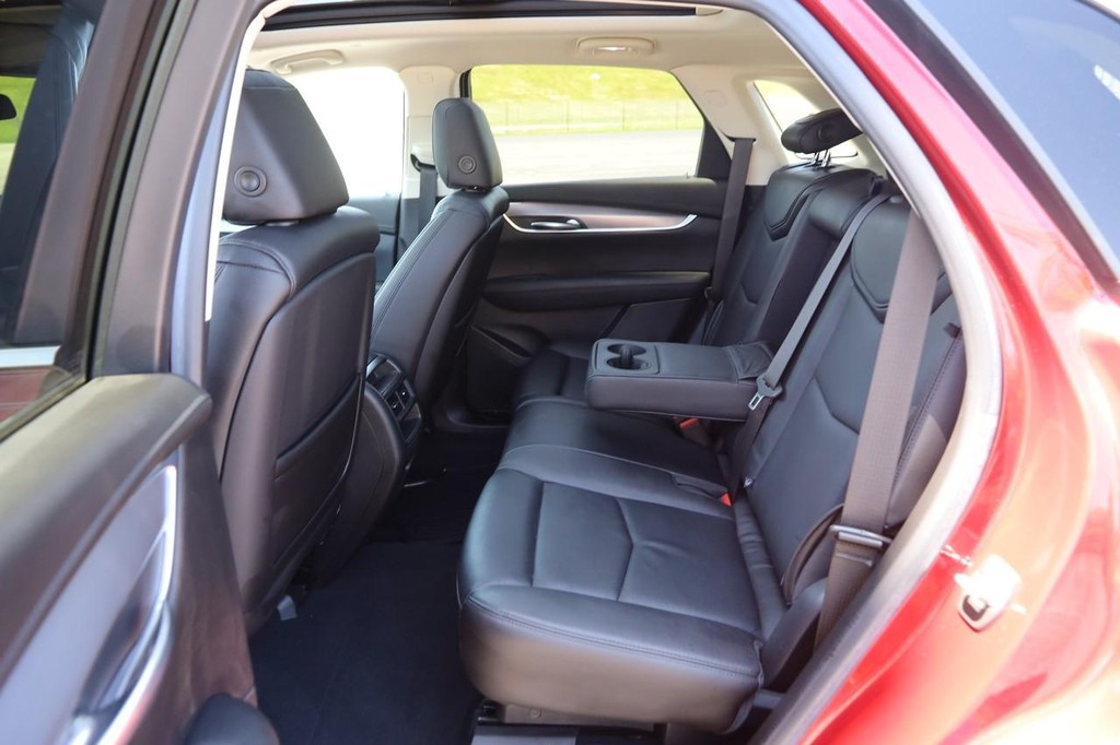 Cadillac XT5 Vehicle Full-screen Gallery Image 11
