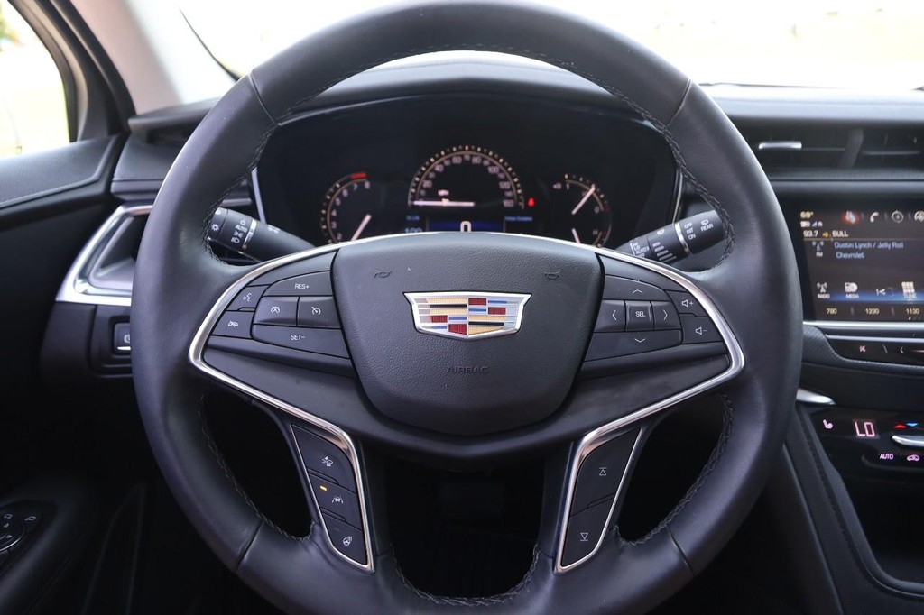 Cadillac XT5 Vehicle Full-screen Gallery Image 12