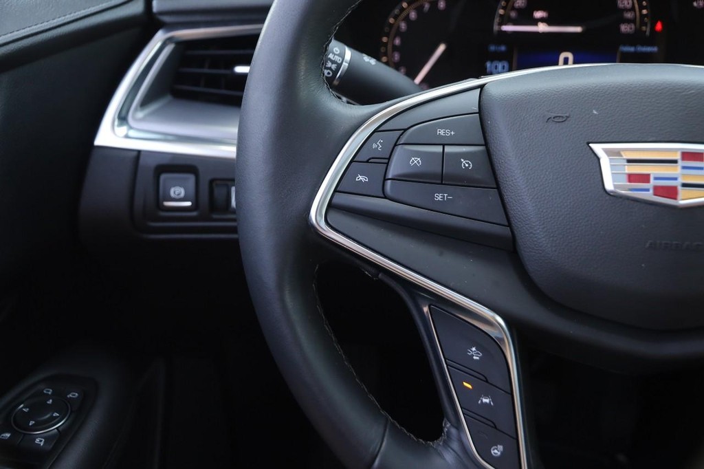 Cadillac XT5 Vehicle Full-screen Gallery Image 13