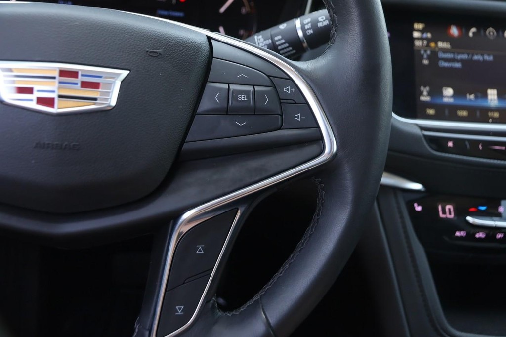 Cadillac XT5 Vehicle Full-screen Gallery Image 14
