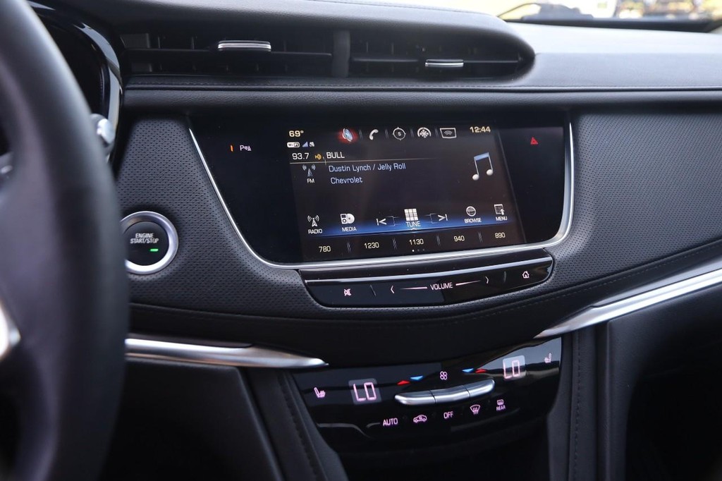 Cadillac XT5 Vehicle Full-screen Gallery Image 17
