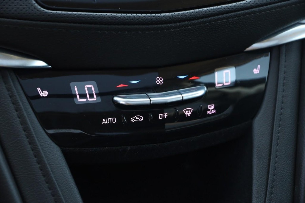 Cadillac XT5 Vehicle Full-screen Gallery Image 18