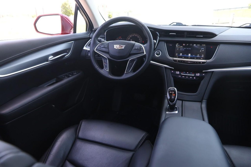 Cadillac XT5 Vehicle Full-screen Gallery Image 24
