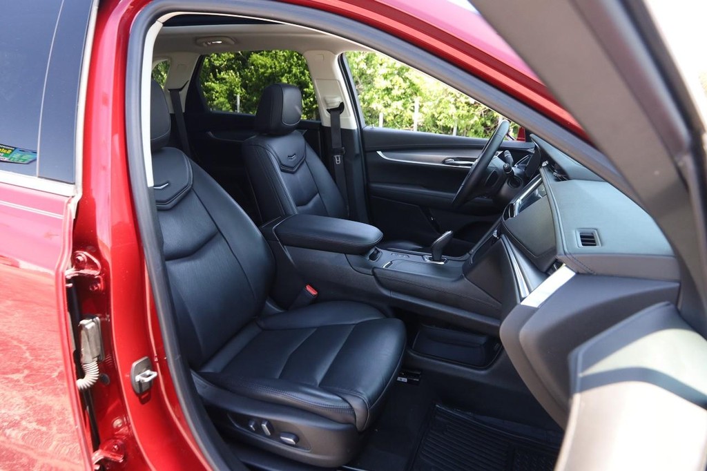Cadillac XT5 Vehicle Full-screen Gallery Image 28