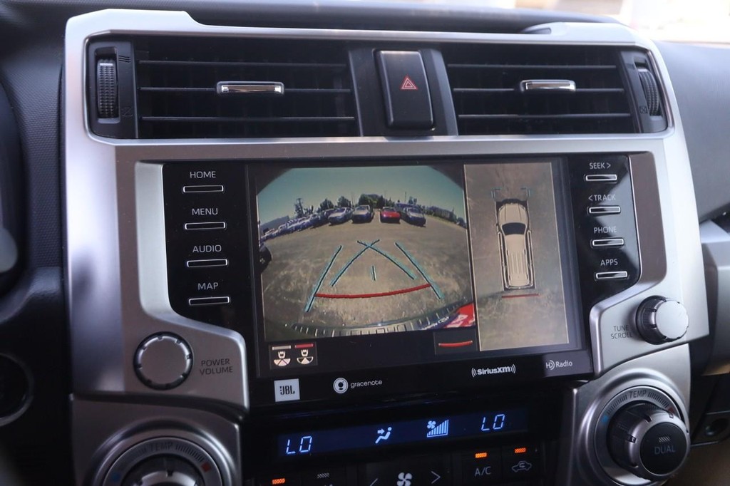 Toyota 4Runner Vehicle Full-screen Gallery Image 17