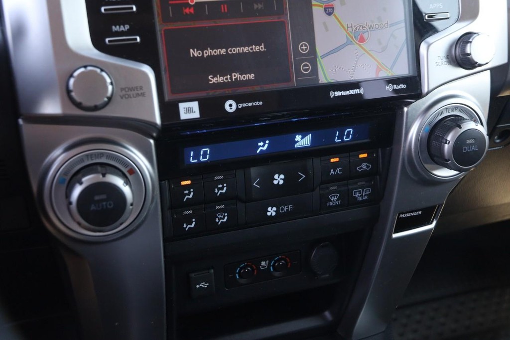 Toyota 4Runner Vehicle Full-screen Gallery Image 18