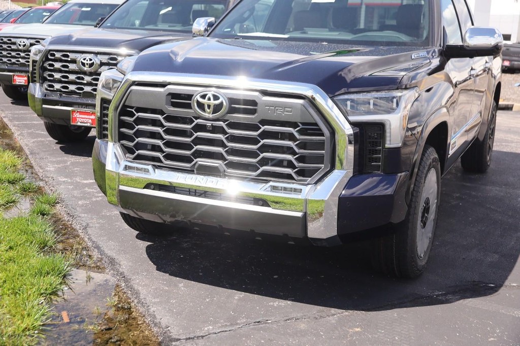 Toyota Tundra 4WD Vehicle Full-screen Gallery Image 2