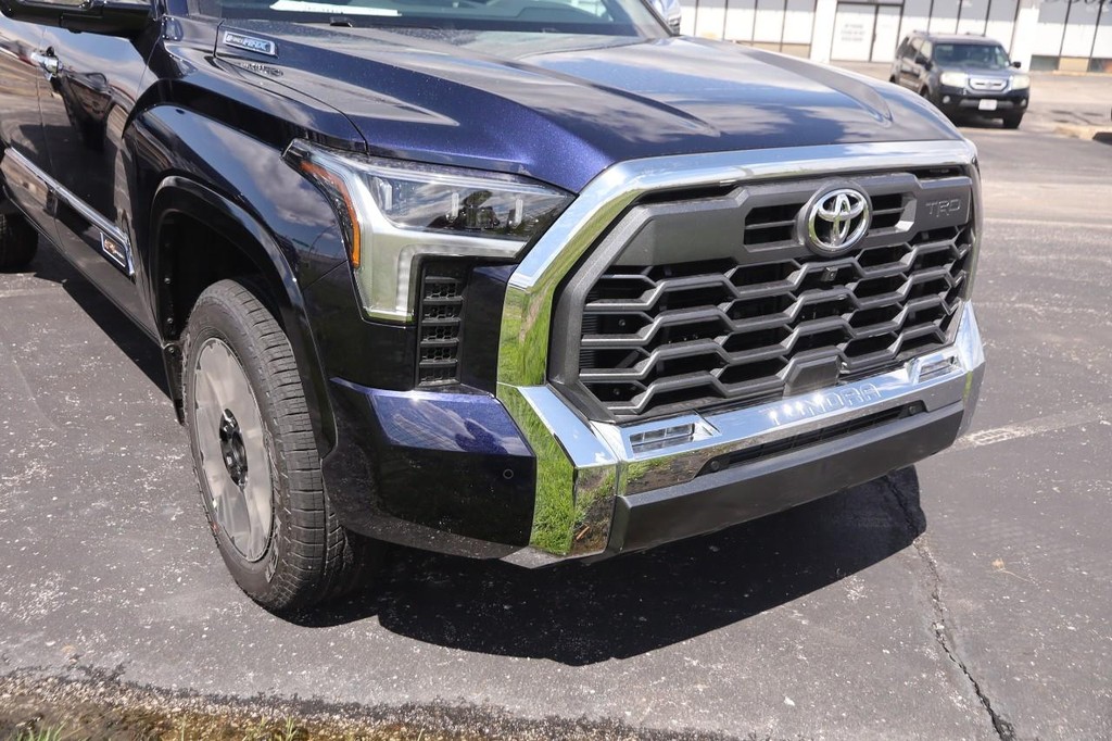 Toyota Tundra 4WD Vehicle Full-screen Gallery Image 5