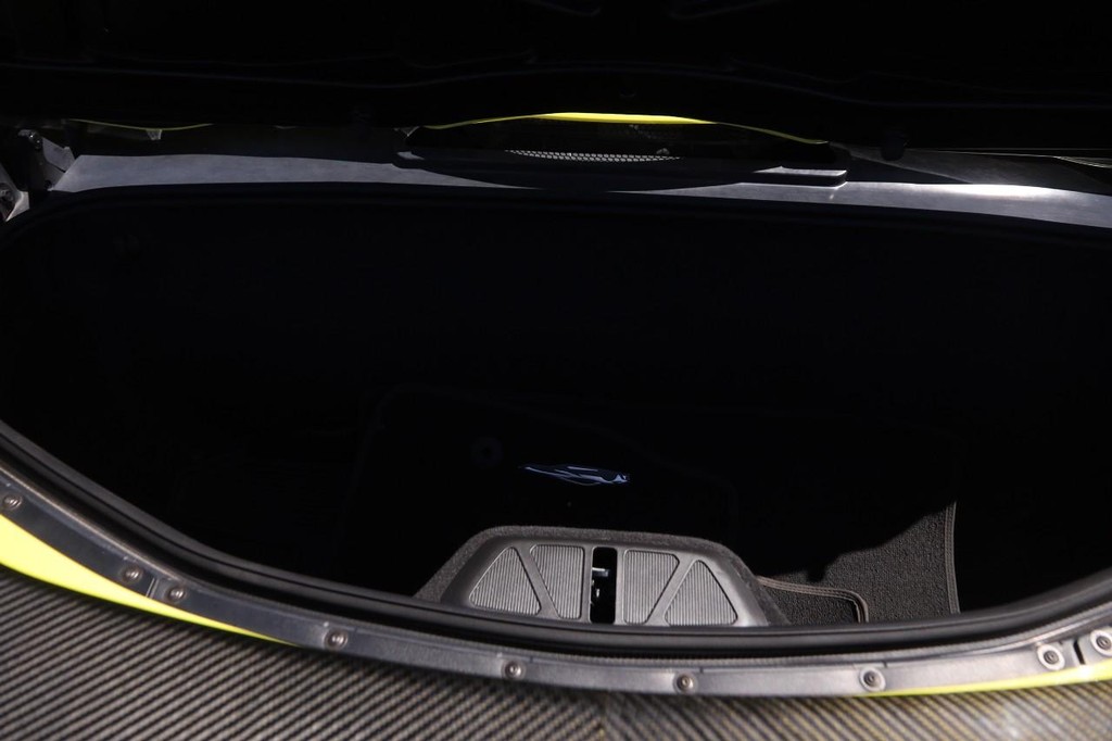 Chevrolet Corvette Vehicle Full-screen Gallery Image 09