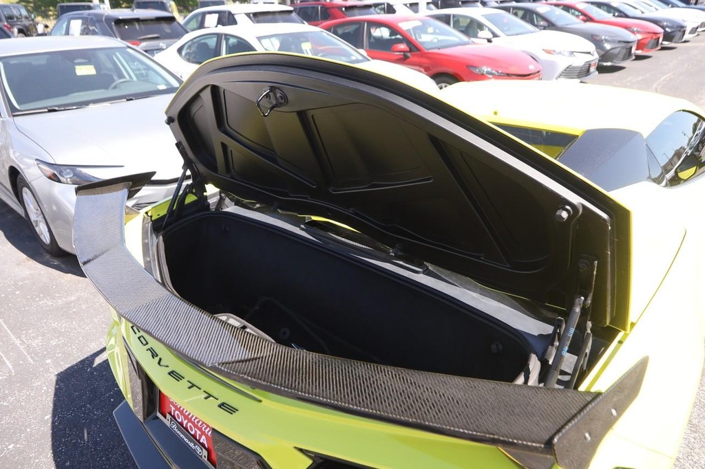 Chevrolet Corvette Vehicle Full-screen Gallery Image 10