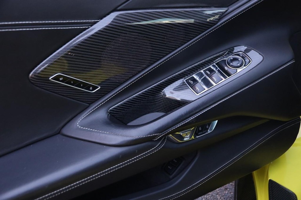 Chevrolet Corvette Vehicle Full-screen Gallery Image 13