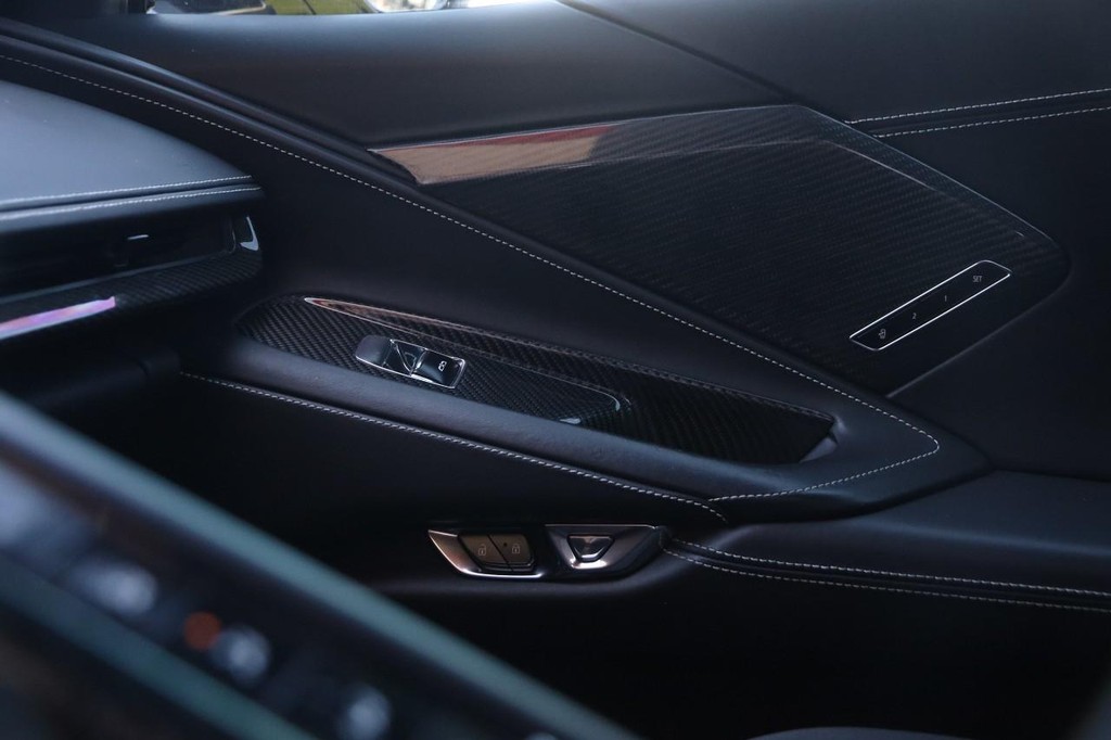 Chevrolet Corvette Vehicle Full-screen Gallery Image 23