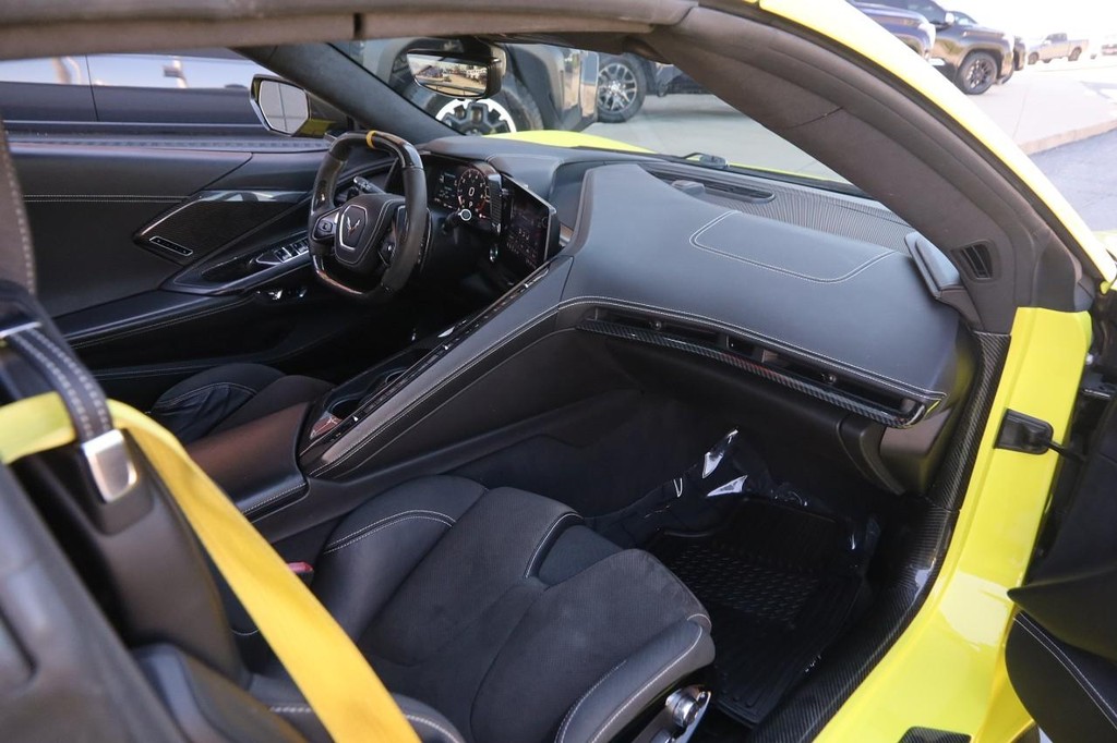 Chevrolet Corvette Vehicle Full-screen Gallery Image 27