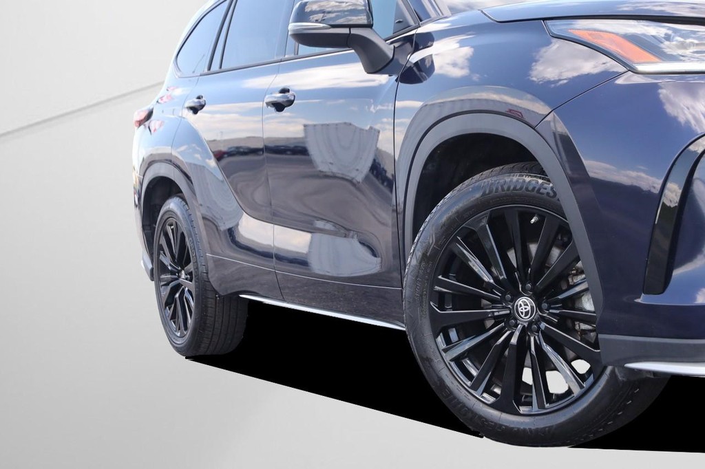 Toyota Highlander Vehicle Full-screen Gallery Image 3