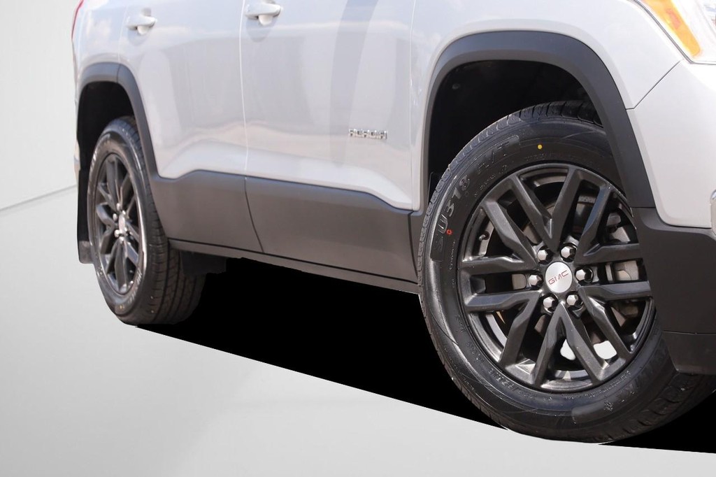 GMC Acadia Vehicle Full-screen Gallery Image 3