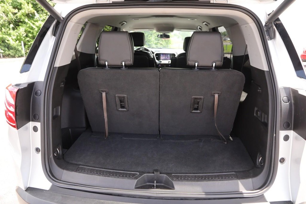 GMC Acadia Vehicle Full-screen Gallery Image 7