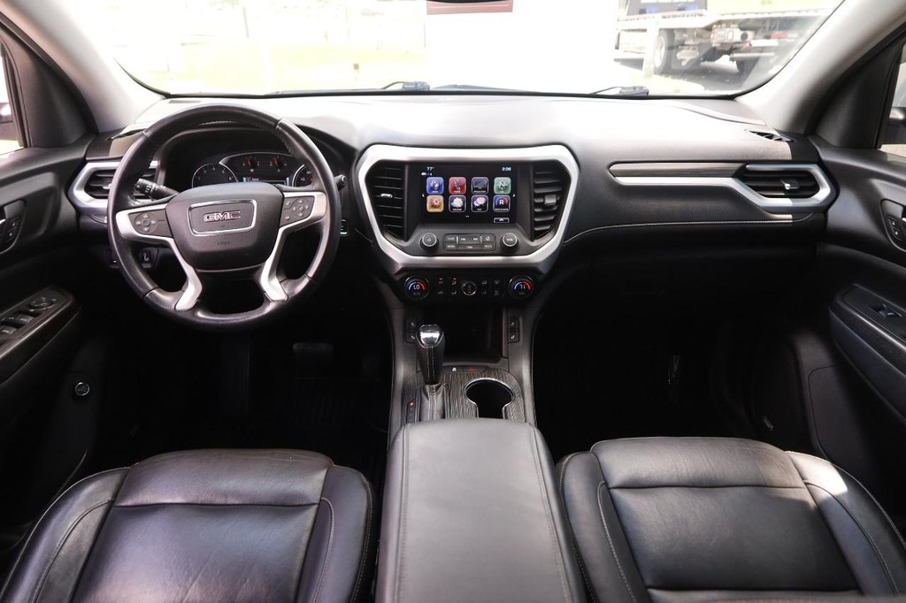 GMC Acadia Vehicle Full-screen Gallery Image 24