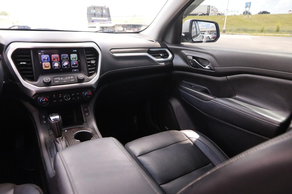 GMC Acadia Vehicle Full-screen Gallery Image 28