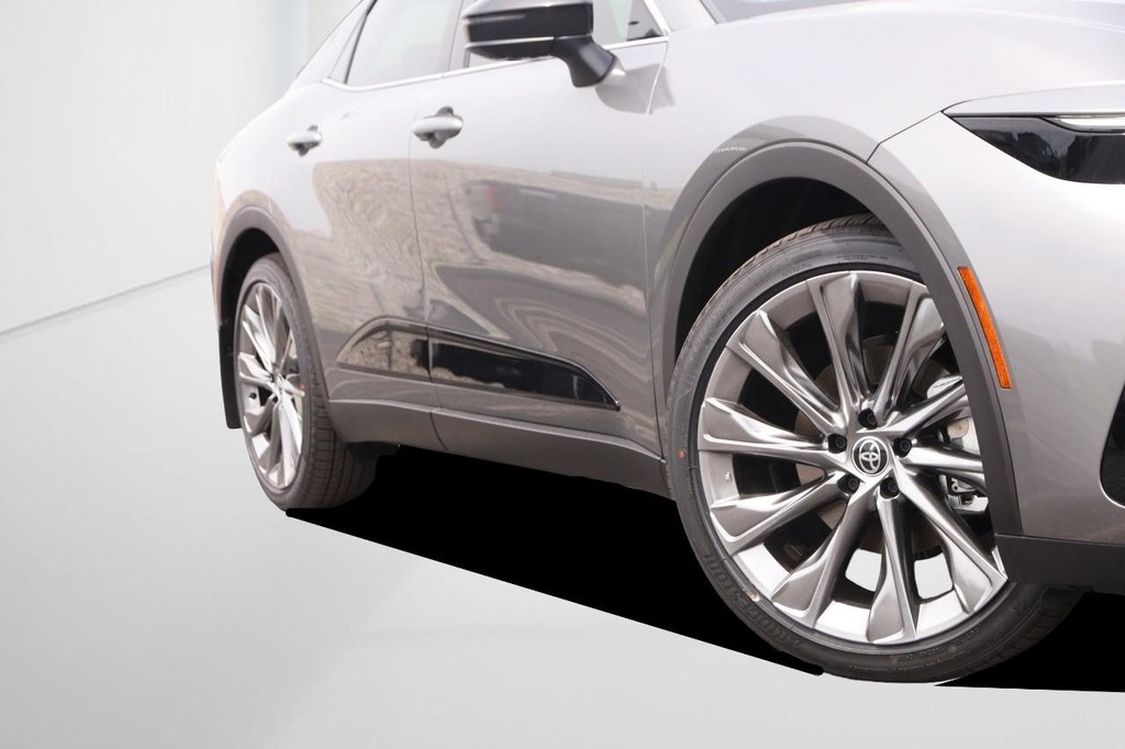 Toyota Crown Vehicle Full-screen Gallery Image 3