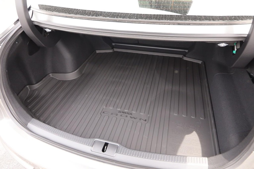 Toyota Crown Vehicle Full-screen Gallery Image 7