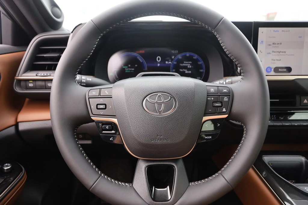 Toyota Crown Vehicle Full-screen Gallery Image 11