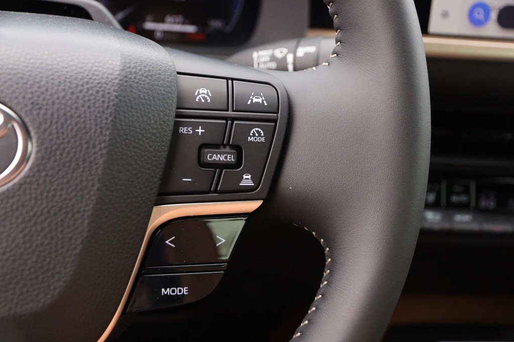 Toyota Crown Vehicle Full-screen Gallery Image 13