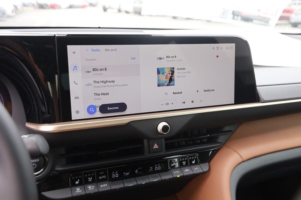 Toyota Crown Vehicle Full-screen Gallery Image 16