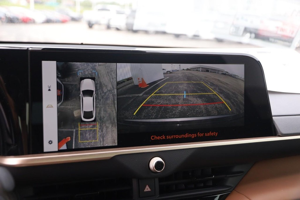 Toyota Crown Vehicle Full-screen Gallery Image 18