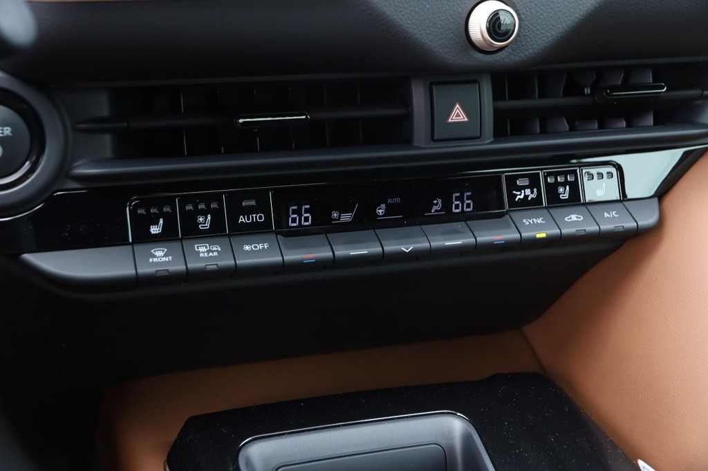 Toyota Crown Vehicle Full-screen Gallery Image 19