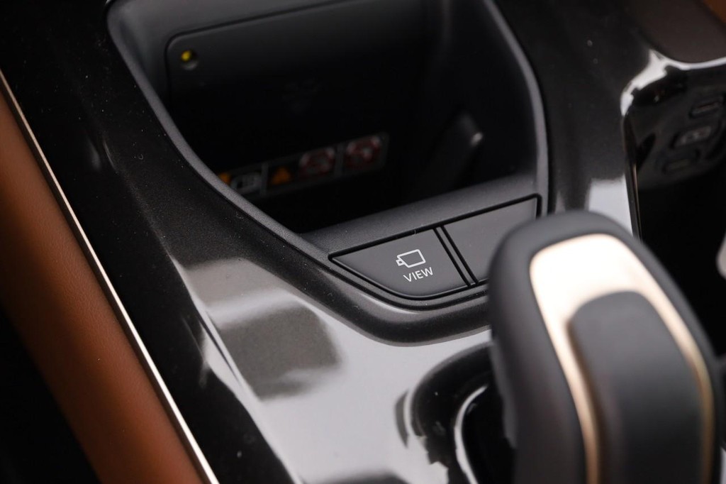 Toyota Crown Vehicle Full-screen Gallery Image 20