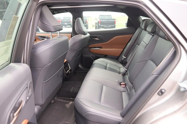 Toyota Crown Vehicle Image 10