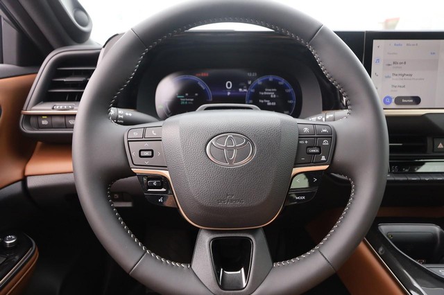 Toyota Crown Vehicle Image 11