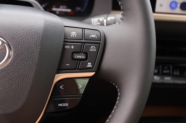 Toyota Crown Vehicle Image 13