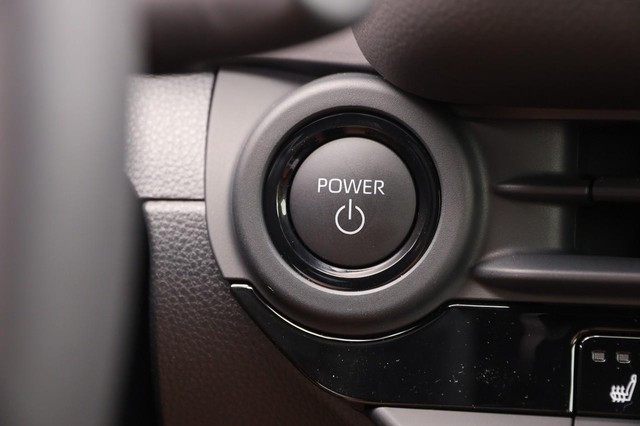 Toyota Crown Vehicle Image 15