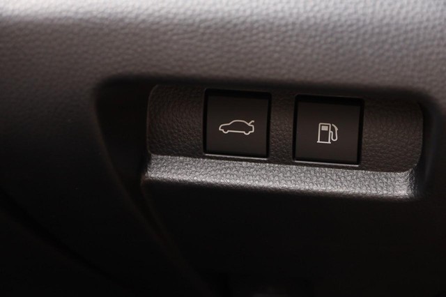 Toyota Crown Vehicle Image 22