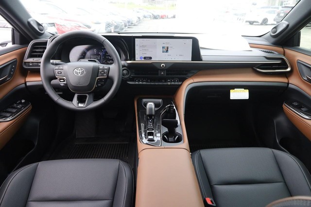 Toyota Crown Vehicle Image 23