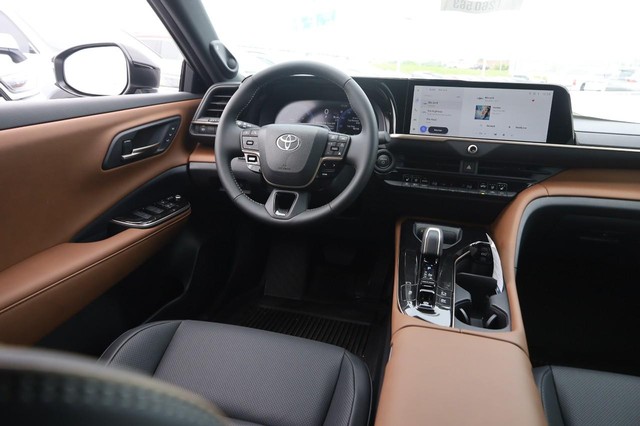 Toyota Crown Vehicle Image 24