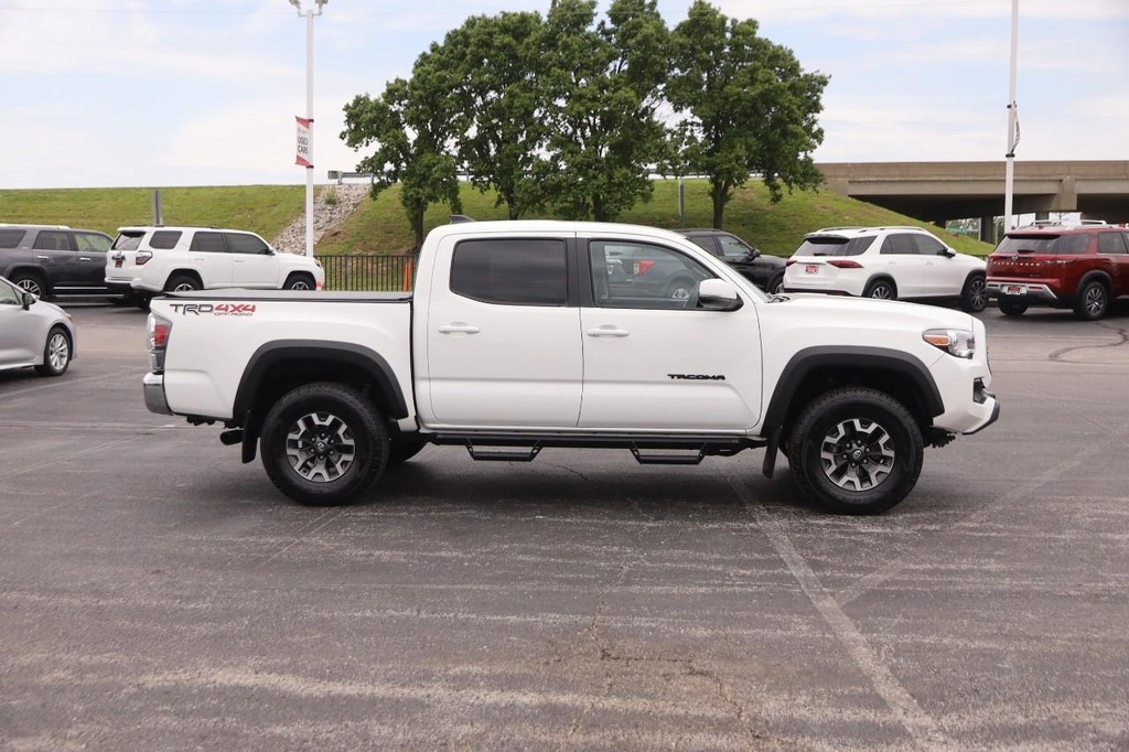 Toyota Tacoma 4WD Vehicle Full-screen Gallery Image 5