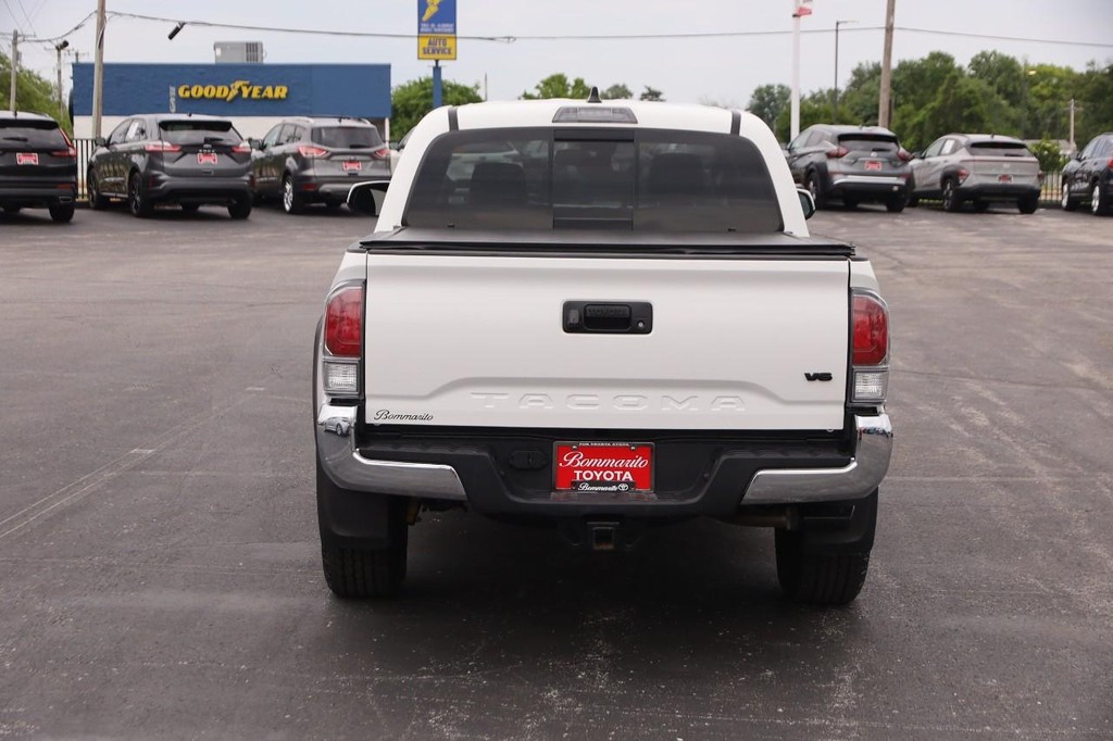 Toyota Tacoma 4WD Vehicle Full-screen Gallery Image 6