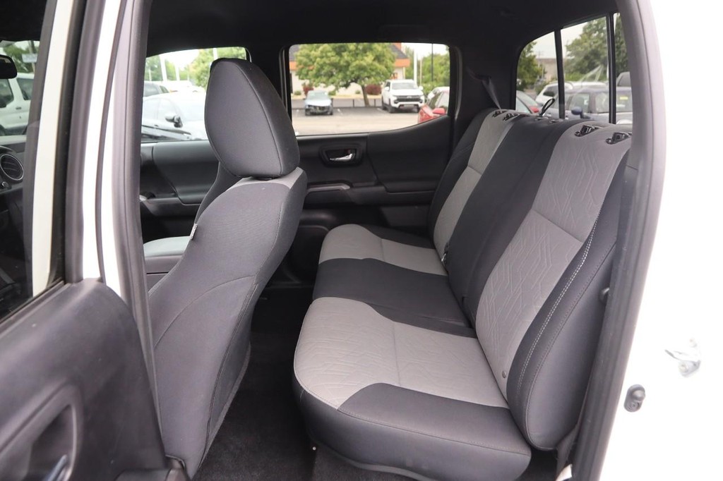 Toyota Tacoma 4WD Vehicle Full-screen Gallery Image 9