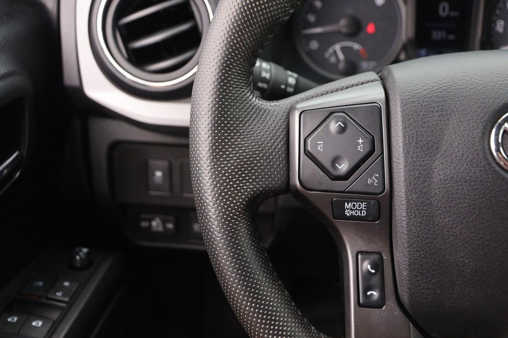 Toyota Tacoma 4WD Vehicle Full-screen Gallery Image 11