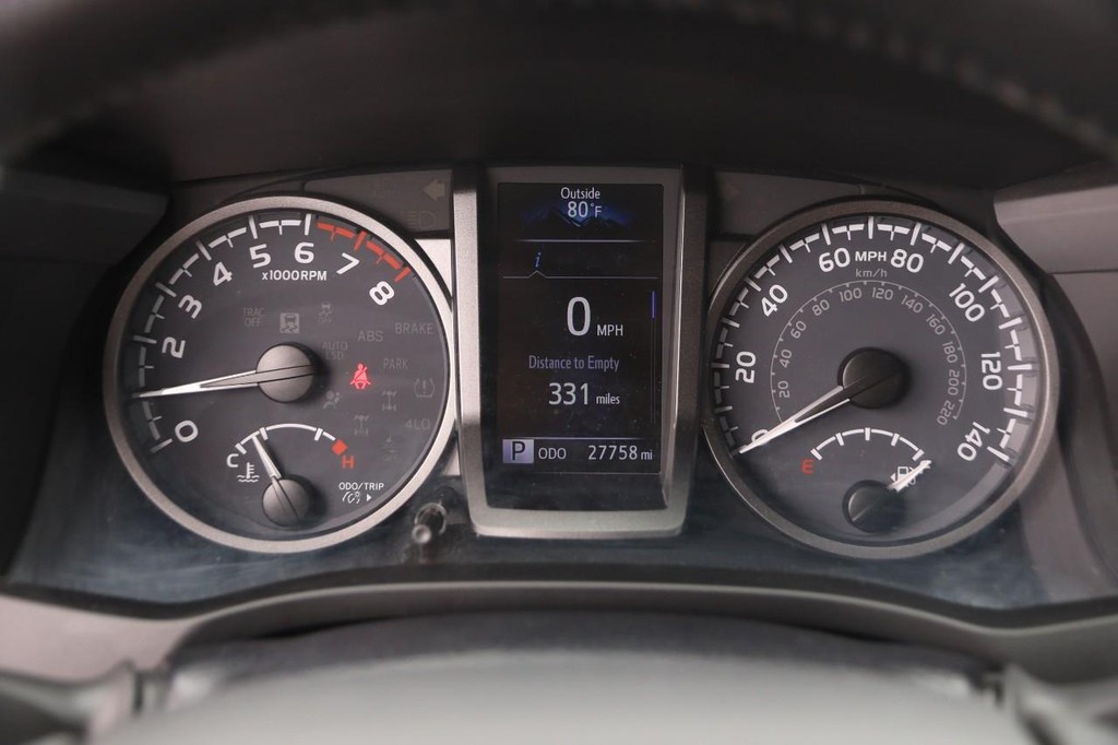 Toyota Tacoma 4WD Vehicle Full-screen Gallery Image 13
