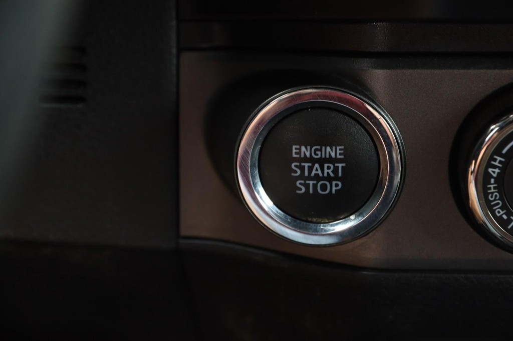 Toyota Tacoma 4WD Vehicle Full-screen Gallery Image 18