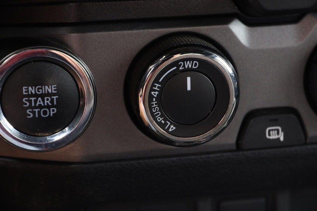 Toyota Tacoma 4WD Vehicle Full-screen Gallery Image 19