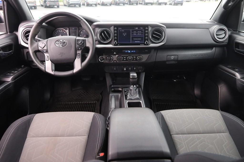 Toyota Tacoma 4WD Vehicle Full-screen Gallery Image 21